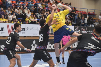 Mihajlo Mitic se dispone a lanzar ante la portería del Sinfín.