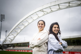 Nekane Díez y Mariana Cerro posan en Lezama, escenario habitual de sus partidos que hoy cambian por San Mamés.