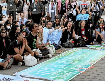 Activistas protestan en la COP27 pidiendo compromisos reales.