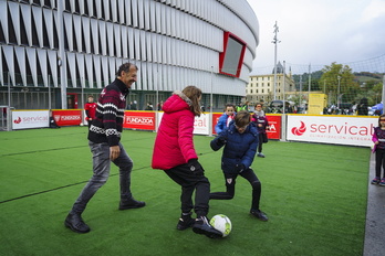 Futbol zelai txikiak ere antolatu dira San Mames inguruan partidak jokatzeko.