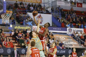 Cazoo Baskonia no ha igualado la capacidad anotadora de Baxi Manresa en el último tramo del partido.