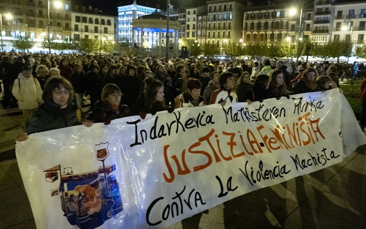 La reivindicación de «Justicia feminista» llega a la Plaza del Castillo de Iruñea.