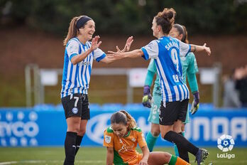 Ane Miren y Sanadri, autoras de los dos primeros goles, se abrazan para celebrar el 1-0.