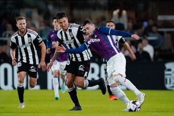 Rahmani, autor del gol armero, intenta avanzar junto a Musto.