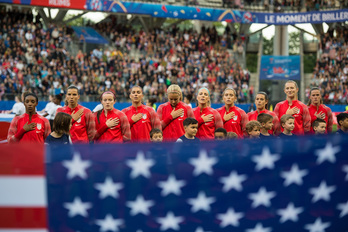 2019ko Munduko Kopako partida baten aurretik AEBetako jokalariak ereserkia entzuten