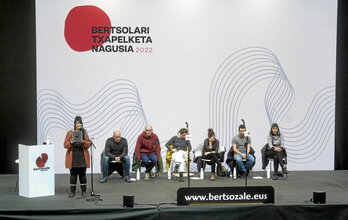 Bilboko Bizkaia pilotalekua bertsozalez lepo, Bertsolari Txapelketa Nagusiko azken finalaurrekoan.