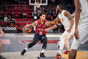 Markus Howard, con el balón, antes de sus problemas en el hombro.