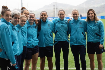 Jokalari zuri-urdinek hitzordua izan dute Zubietan komunikabideekin.