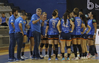 Bera Berako entrenatzaile Imanol Alvarez eta jokalariak, partida batean.