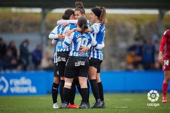 Miriam se abraza a sus compañeras para celebrar el segundo gol albiazul.