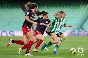 Amezaga intenta frenar el avance de la capitana bética Sosa.