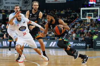 Adams Smith y Kassius Robertson han protagonizado un gran duelo anotador.