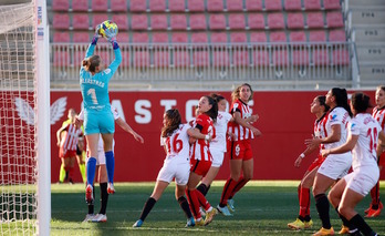 Sullastres se apodera del balón en el área sevillista.