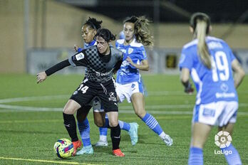 Miriam protege el balón ante Jade.