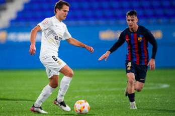 Beobide con la pelota ante el Barça B.