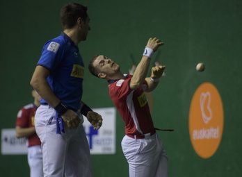 Unai Laso, pilota astintzen, ondoan Peio Etxeberria duela.