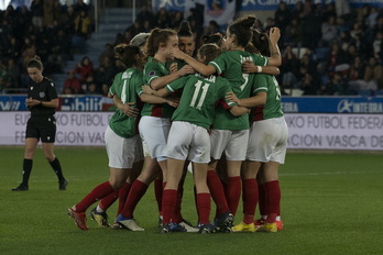 Las vascas celebran el gol de Eizagirre, que abría el marcador al filo del descanso.