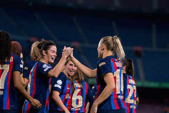 Torrejón y Rolfo, dos de las goleadoras de la noche, celebran el triunfo del Barcelona, que se clasifica en el primer puesto de su grupo.