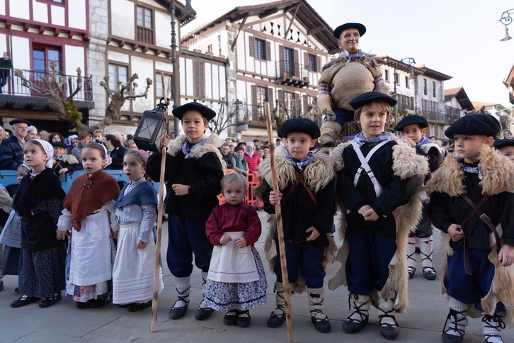 Olentzero Lesakako herrian, goizean egindako herri bueltan.