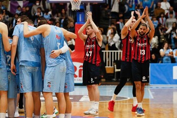 Los jugadores baskonistas celebran su décima victoria consecutiva en Lugo.
