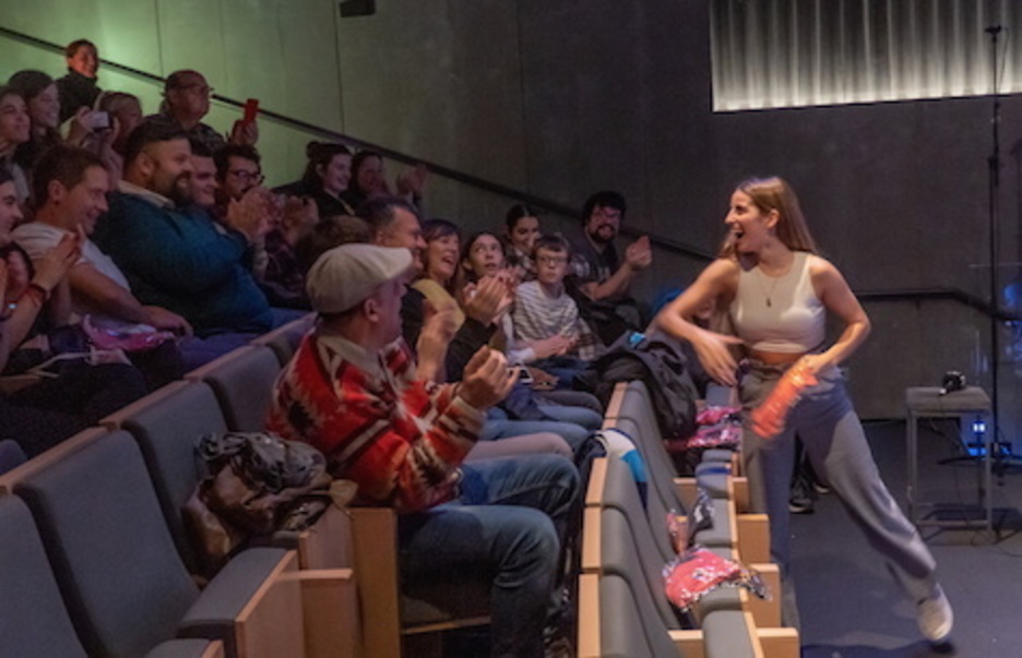 Bigarren Kafea saioko Irati oreja aurkezlea publikoan opariak banatzen