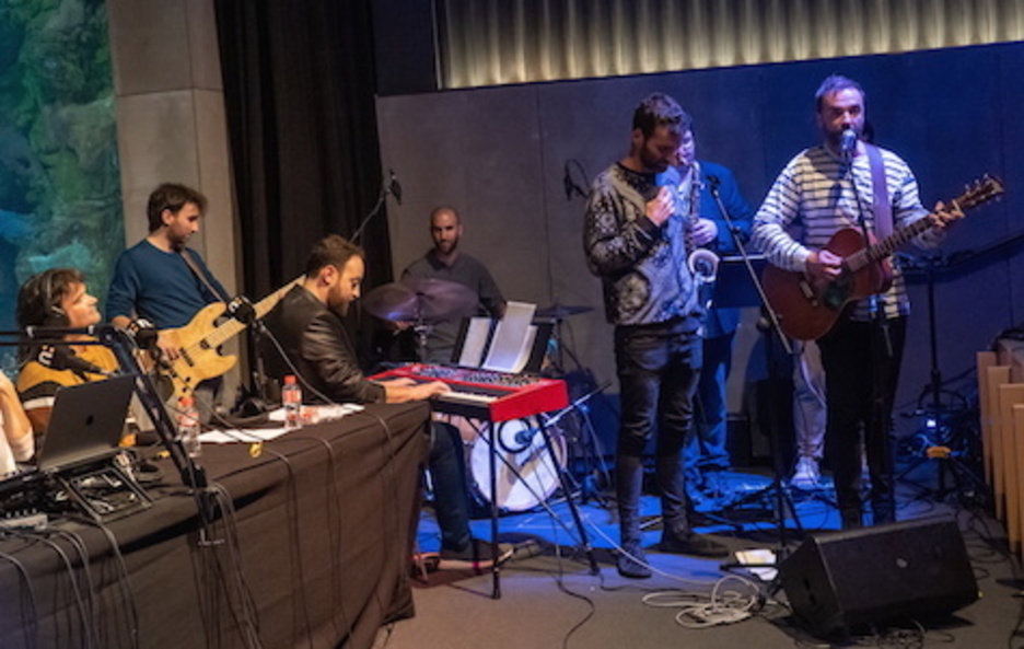 Iker Lauroba eta Gartot Unsain ‘Udaberria’ kantua abestu zuten zuzenean