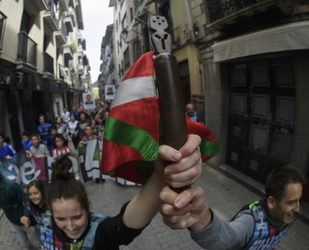 Euskal Herria zeharkatu zuen Korrikak gure hizkuntzaren aldeko aldarria zabaldu zuen lau haizetara, oilo-ipurdia azalean islatuz eta eskuz esku doan lekukoak irudikatzen duen giza-kate emozional horri bide askea emanez.