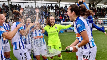 Las jugadoras de la Real celebran la victoria contra el Rayo que les aseguraba su primera participación europea.