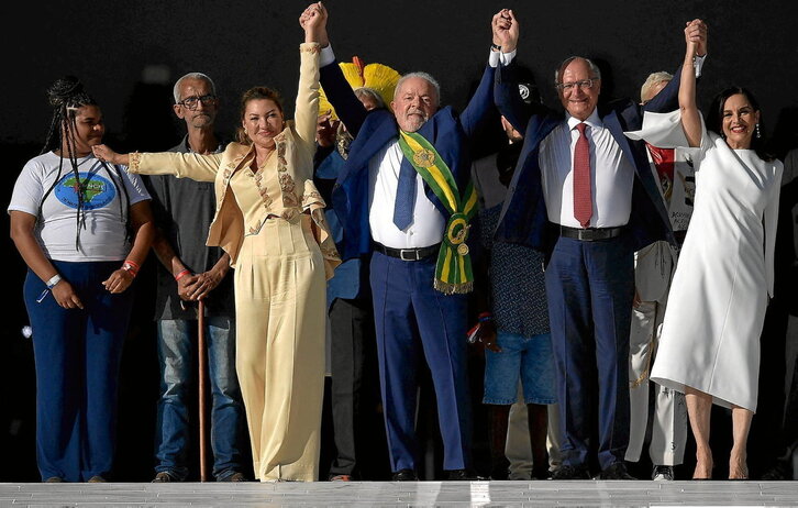 Jair Bolsonaroren faltan, Brasilgo herriaren ordezkaritza baten eskutik jaso du Lula da Silvak presidente kargua. 