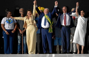 Ausente Bolsonaro, Lula recibió la banda presidencial de manos de una representación del pueblo brasileño.