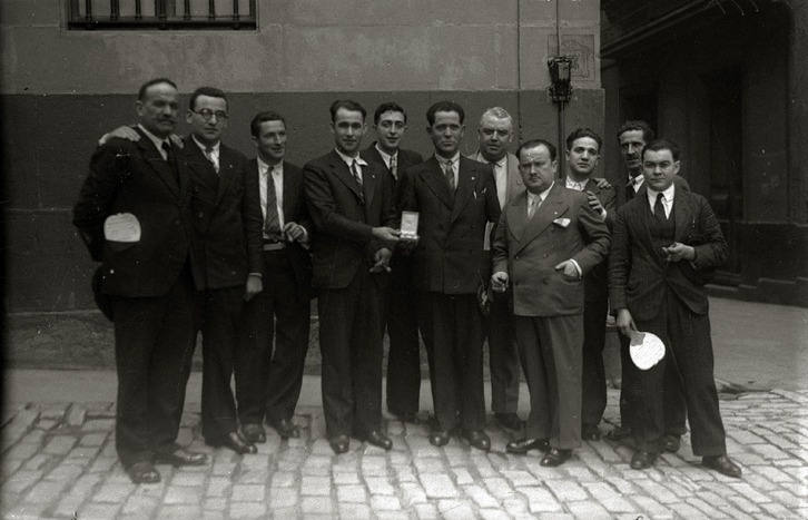 Fernando Sasiain Donostiako alkatea eta Paco Bienzobas furbolaria