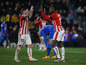 Iker Muniain y Nico Williams celebran el primer gol de la noche.