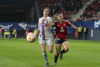 Torrejón y Iara corren tras la pelota.