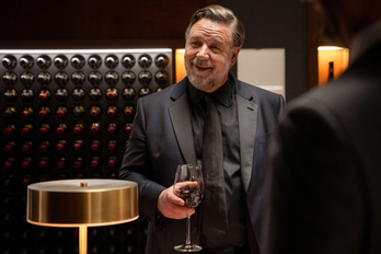 Russell Crowe se dirige a sí mismo en el rol de un ricachón ludópata.