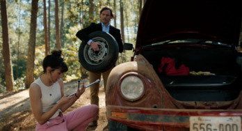 Verónica Echegui y Sam Caflin como la traductora y el escritor.