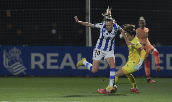 Lola Gallardo arrebata el balón a Jensen, que ha enviado un balón a la madera nada más empezar el partido.