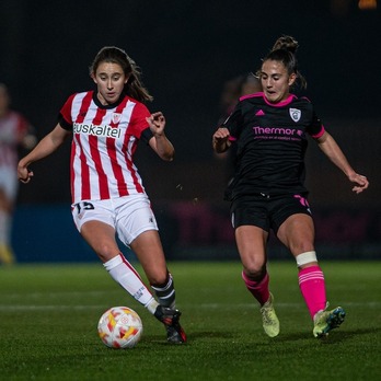 Clara Pinedo, autora del gol rojiblanco, avanza con el balón.