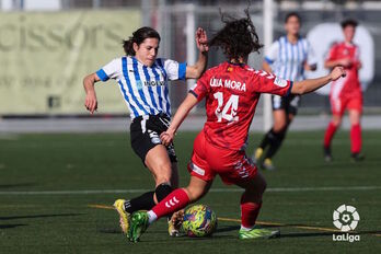 Cris Auñón intenta controlar el balón ante Jùlia Mora.