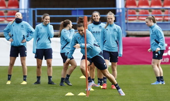 Las txuriurdines han entrenado esta tarde en el escenario del partido.