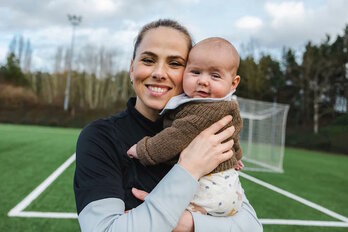 Sara Bjork Gunnarsdottir y su hijo Ragnar, tras cuyo nacimiento la islandesa ha ganado una Champions y ha participado en la última Eurocopa.