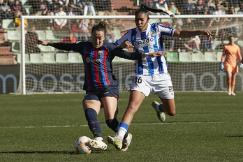 Gaby, retirada en camilla, pugna por el balón con Bronze.