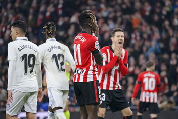 Nico Williams y Herrera lamentan la ocasión desperdiciada en el segundo tiempo ante el Real Madrid.