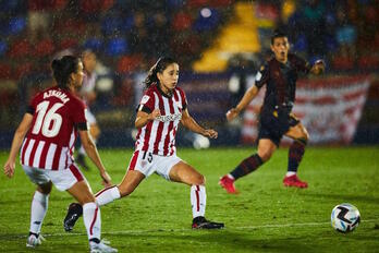 Las rojiblancas cayeron contra todos los equipos de la parte alta en la primera vuelta. En la imagen, Clara Pinedo en la visita al Levante.