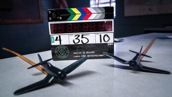 Claqueta del rodaje y maquetas de los aviones.