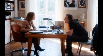 Isabelle Huppert es una editora que mantiene una relación con el escritor alemán que interpreta Lars Eidinger.