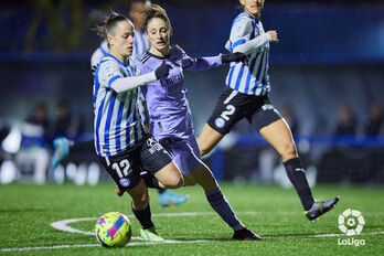 Garazi, una de las futbolistas que más ha aportado al juego ofensivo albiazul, intenta proteger el balón en carrera junto a Esther.