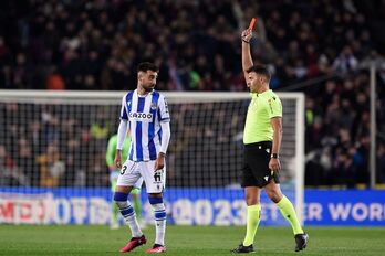 Gil Manzano muestra la tarjeta roja a Brais en la jugada que ha condicionado el partido.