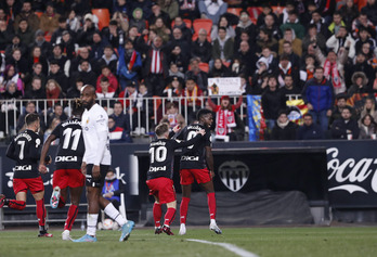 Los jugadores del Athletic celebran el primer gol de Muniain.