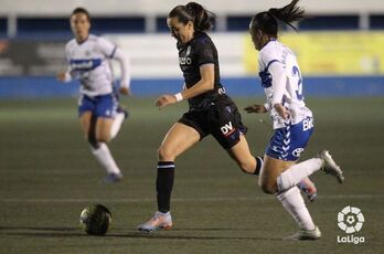 Amaiur corre con el balón seguida por Thais.