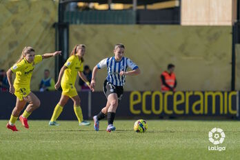 Sara Carrillo, que se ha marchado lesionada antes del descanso, avanza con la pelota.